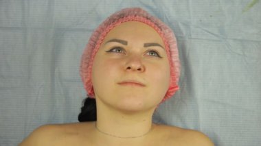 Kadının yüz güzellik salonunda kanepede. Yakın çekim