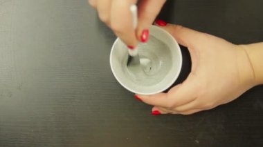 Kadın el Kozmetik maskesi bir kasede karıştırın. Yakın çekim Hd