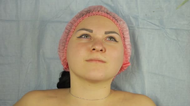 Kvinnans ansikte på soffan i skönhetssalongen. Närbild — Stockvideo