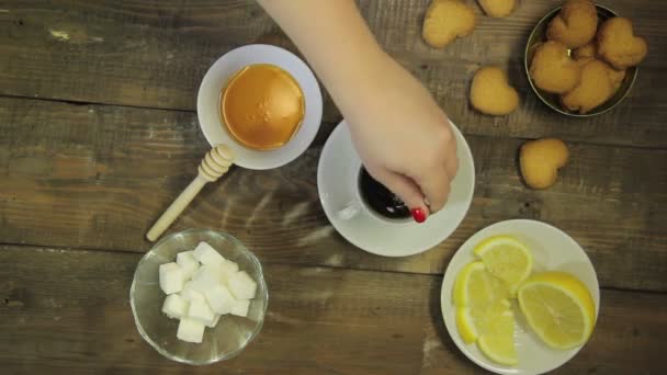 La mano femenina remover cuchara de té recién hecho. Vista desde arriba — Vídeos de Stock