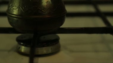 Erkek el gaz yakıcı bir gaz mutfak ile bir maç soba üzerinde ışıklar