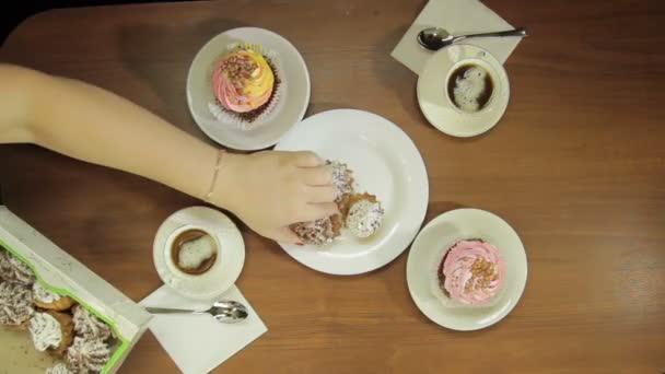Női kéz hozza egy fehér lemezre sütemények, kávé — Stock videók