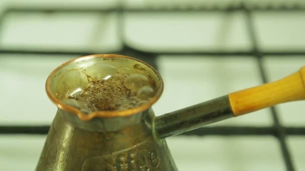 Кипящий кофе в турок на плите. Крупный план — стоковое видео
