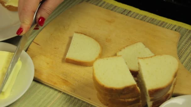 La mano femenina unta mantequilla blanca para canapés con mantequilla — Vídeo de stock