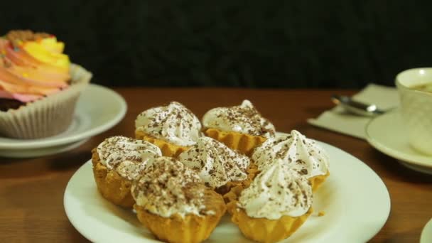 Gâteaux sur une assiette blanche au café. Gros plan — Video