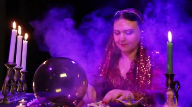 Çingene mum ışığında duman kırmızı elbiseli taşlar geleceği okur.