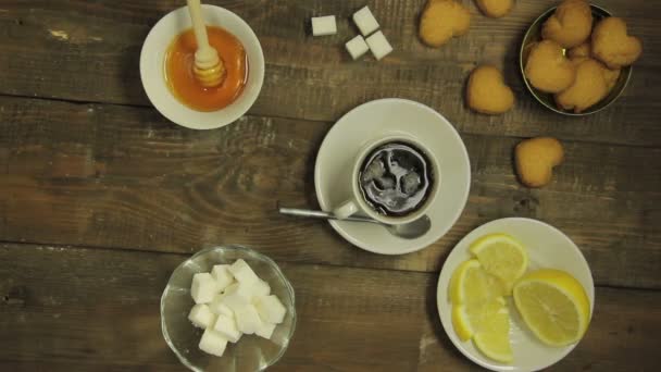 Женская рука перемешивает мед в тарелке с палкой — стоковое видео