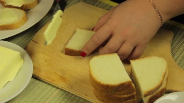 女性の手が汚バターと白いバター カナッペの — ストック動画