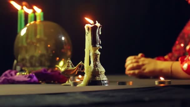 Спалювання свічок на столі в чарівному салоні — стокове відео