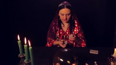 Çingene falcı mum ışığı harikalar kartları tarafından masada