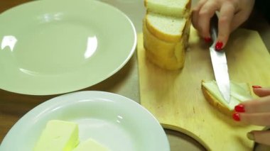 Kadın smear tereyağı ekmek için kanepeler üzerinde