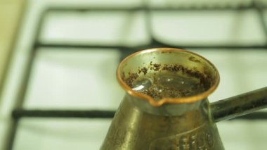 Türk'ü ocakta kaynayan kahve. Yakın çekim