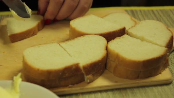 La mano femenina unta mantequilla blanca para canapés con mantequilla — Vídeos de Stock