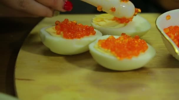 Una Mujer Cucharando Caviar Rojo Mitad Huevo Hervido Primer Plano — Vídeos de Stock