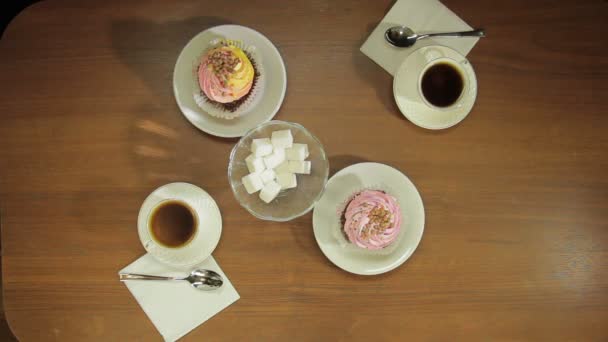 Erős Gőzölgő Kávé Csésze Egy Fából Készült Asztal Felülnézeti — Stock videók