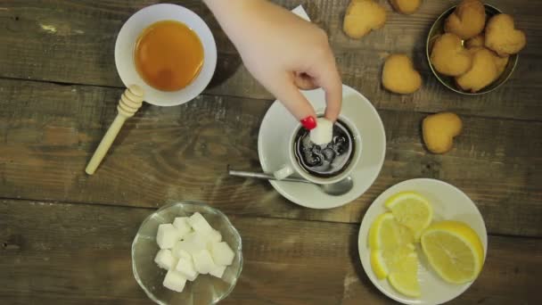 El şeker çay parçalar halinde alır. Yukarıdan görüntülemek — Stok video