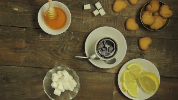 여성 손 막대기로 접시에 꿀을 감동. 위에서 보기 — 비디오