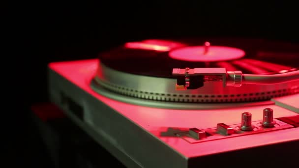Kvinnlig hand installerar en skivspelare nål på en vinylskiva — Stockvideo