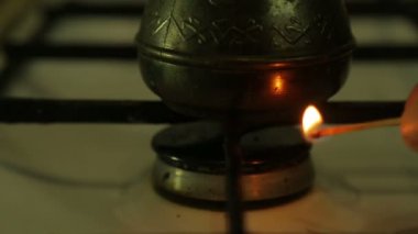 Erkek el gaz yakıcı bir gaz mutfak ile bir maç soba üzerinde ışıklar. Yakın çekim