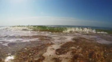 Köpüklü dalga deniz ve inziva çalışır