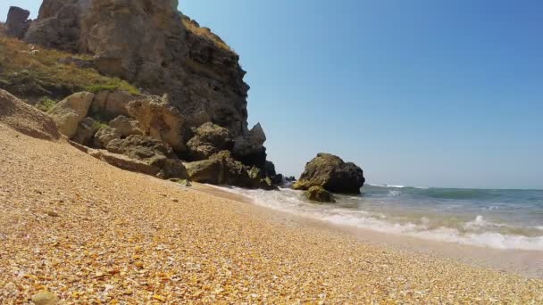 Costa do mar rochosa e as ondas incidentes em fuga — Vídeo de Stock