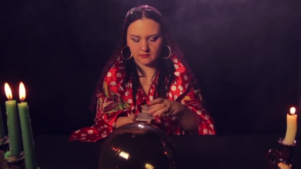 Gypsy waarzegster aan de tafel schudt fortunetelling kaarten — Stockvideo