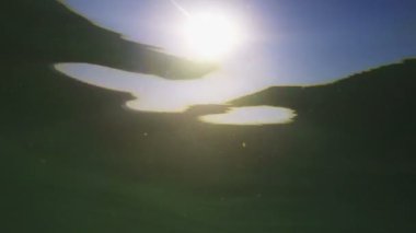 Karanlık deniz suyu ve su ile delici güneş ışığı