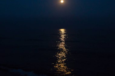 Karanlıkta denizin yapıyorum. Yatay fotoğraf