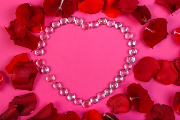粉红色背景上的珠子心脏 装饰着玫瑰花瓣 水平照片 — 图库照片