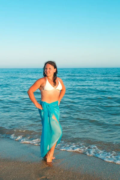 Ung Kvinna Stranden Mot Bakgrund Havet Vit Baddräkt Och Blå — Stockfoto