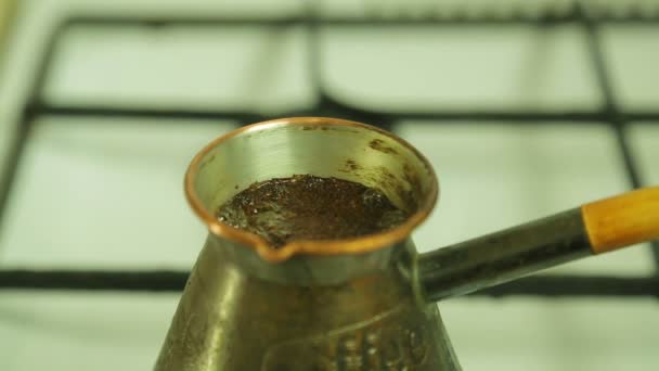 Café hirviendo en el turco en la estufa . — Vídeo de stock