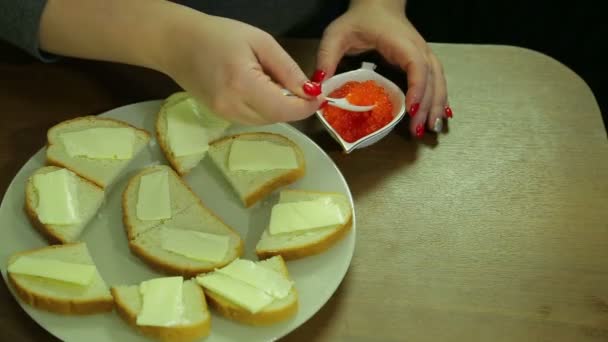 Una Donna Prende Caviale Rosso Cucchiaio Iornitsa Spande Burro Una — Video Stock