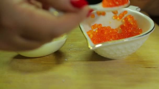 Una Mujer Cucharando Caviar Rojo Mitad Huevo Hervido Primer Plano — Vídeos de Stock