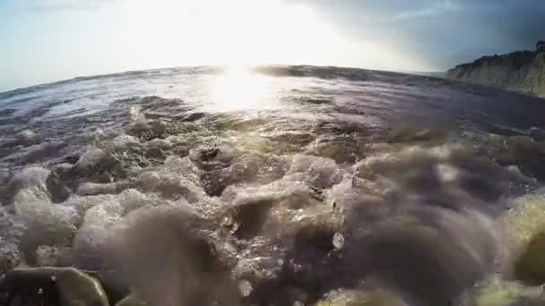 Rotsachtige Kust Waarop Golven Rol Bij Zonsondergang Met Schittering Van — Stockvideo