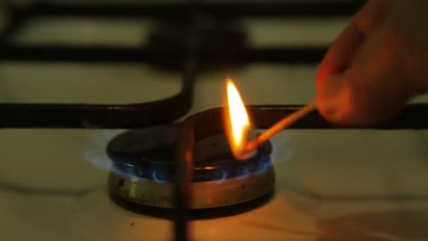 La mano masculina prende fuego a una antorcha de gas con un fósforo — Vídeos de Stock