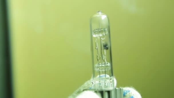Yanmış hologen lamba için profil spot ışığı elinde — Stok video