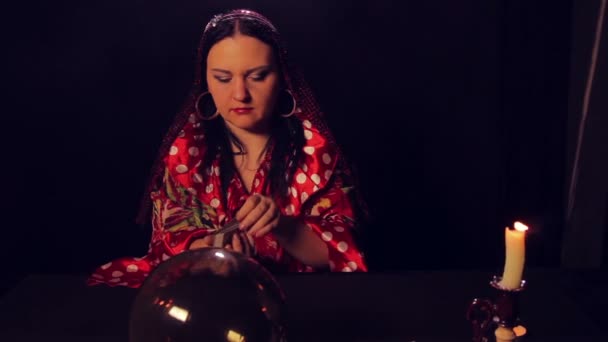 Zigeunerin am Tisch legt Wahrsagerkarten aus — Stockvideo
