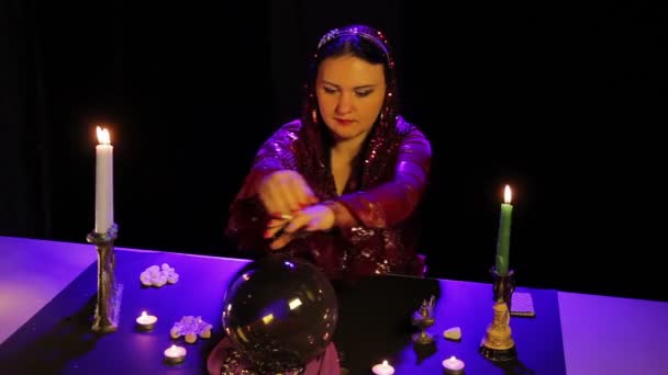 En el salón mágico, el gitano lee el futuro en una bola mágica — Vídeo de stock