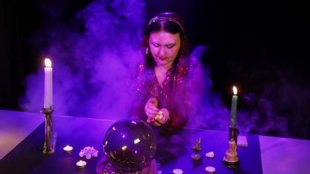 Im magischen Salon liest die Zigeunerin die Zukunft auf weißen Steinen und liest magische Worte in Rauchwolken — Stockvideo