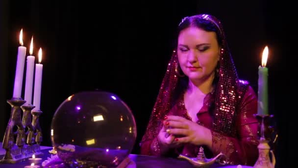 Zigeunerin in rotem Kleid im Rauch bei Kerzenschein mischt Karten für Weissagung — Stockvideo