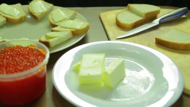 Caviale rosso in lattina e burro su un piatto bianco — Video Stock