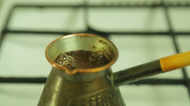 Kaffee kochen im Türken auf dem Herd — Stockvideo