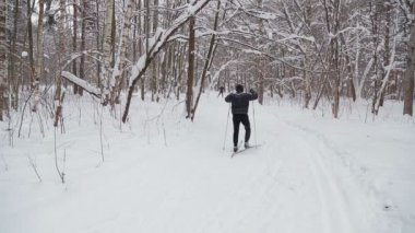 Erkekler kayakçı kış park parça sen git
