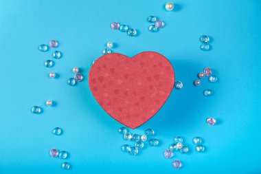 Sevgililer günü için hediye kalp üstten görünüm şeklinde kutu.