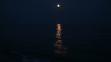 Gece karanlığında deniz üzerine yapıyorum. Zaman sukut.