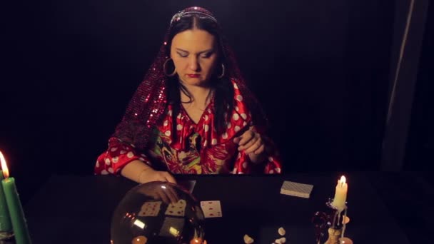 Gypsy spåkvinna vid bordet av candlelight underverk på kort — Stockvideo