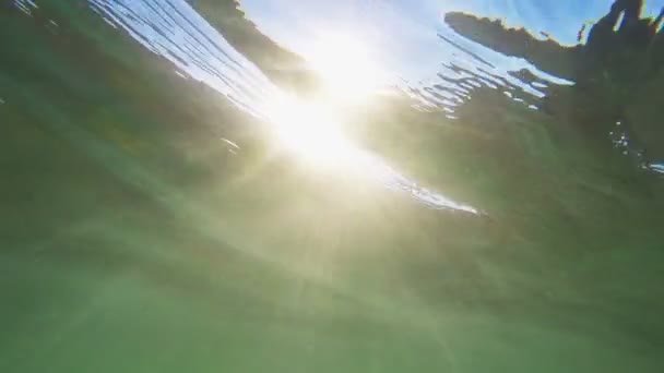 Agua Mar Oscura Penetrante Luz Solar Través Del Agua — Vídeo de stock