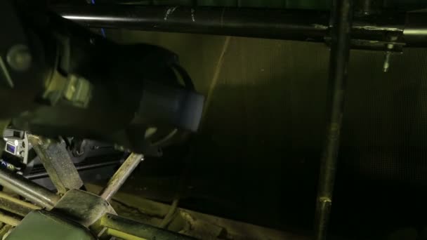 Osvětlovač visí tvarovací reflektor na pólu a obtéká upínací šroub — Stock video