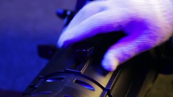 Освещитель в перчатках откручивает винт трубки прожектора профиля — стоковое видео