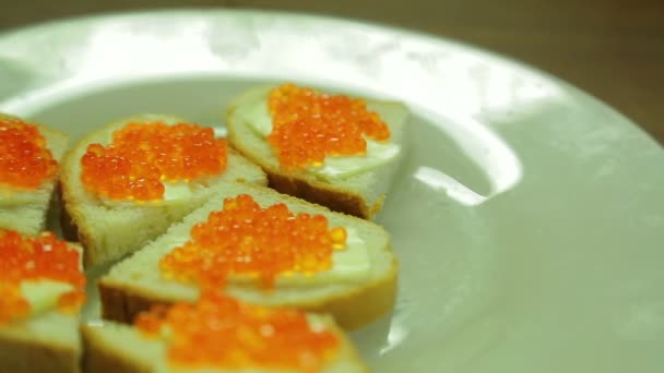 Piring putih dari canapes dengan kaviar merah — Stok Video